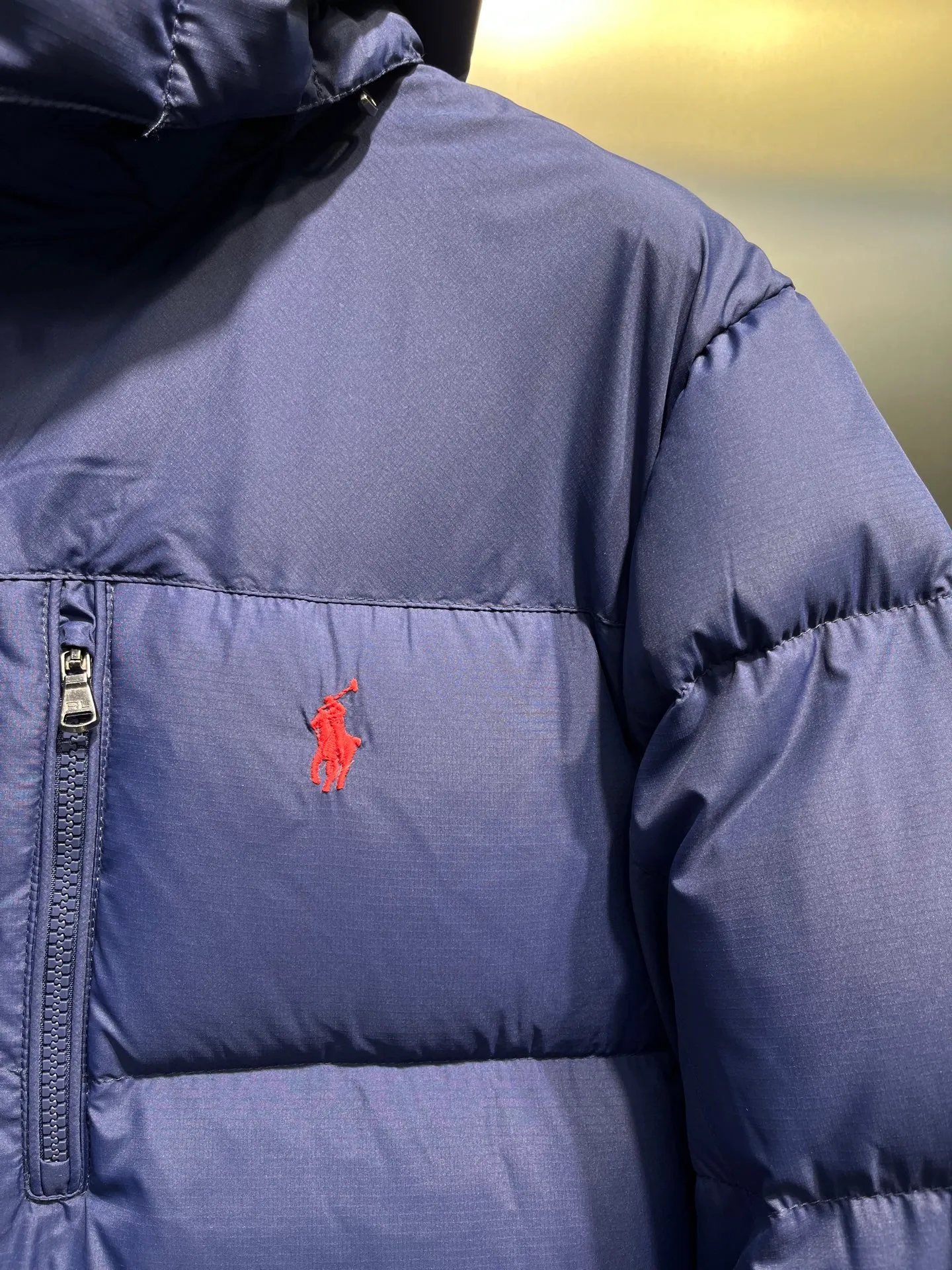 P980 Ralph Lauren polo unisex matte down jacket. Ralph is going crazy this year. The upper body fabric of major internet celebrities has a double-layer shin feel, which is full of weight! It's not as heavy as a regular jacket, and the ordinary cotton material feels really different. This one is super comfortable, soft and stylish, and has a green plaid interior that has a retro movie fashion feel! ✅Original custom-made 40D plaid four-level waterproof fabric, waterproof and anti-static fabric, exclusively using the original single-layer fabric method. The use of single-layer fabric has tested that the fabric and down must meet the standards to prevent velvet running, and ensure the feel and bulkiness. The interior is made of nylon double-layer sealing design, which will not cause any velvet running phenomenon. The adjustable hem with built-in drawstring buckle can prevent wind and cold. ✅ Silhouette jacket The upper body shape is super good, and the LOGO design on the chest is prominent. It is a style highly recommended by foreign bloggers. ✅Original original data layout, coordinated, loose, warm, fashionable, real original internal data, tolerant version. ✅Imported Behringer embroidery machine, custom-made 10,000-needle electric embroidery, using imported No. 7 needles, imported embroidery thread, ensuring that each word is full, three-dimensional and clear, and can be called the most expensive embroidery logo. ✅It is filled with national standard 80% white duck down, which has better thermal insulation performance, is light and not heavy, and has good fluff recovery after compression! ✅RDS certified high-quality 700 high fluffy white duck down filling ✅The zipper is customized from the Yoshida RL factory, with clear engravings and perfect and smooth texture ✅Accessories and buttons are all developed using the original version The fit is loose but not baggy. The size is just right and not picky. The dropped shoulder design modifies the shoulders without making them look bulky. This silhouette is a style that will never go out of style. The upper body is also very durable and recognizable. The loose and reasonable fit can be worn by both men and women. It is easy to create a clean and refreshing youthful look. Size: S M L XL XXL